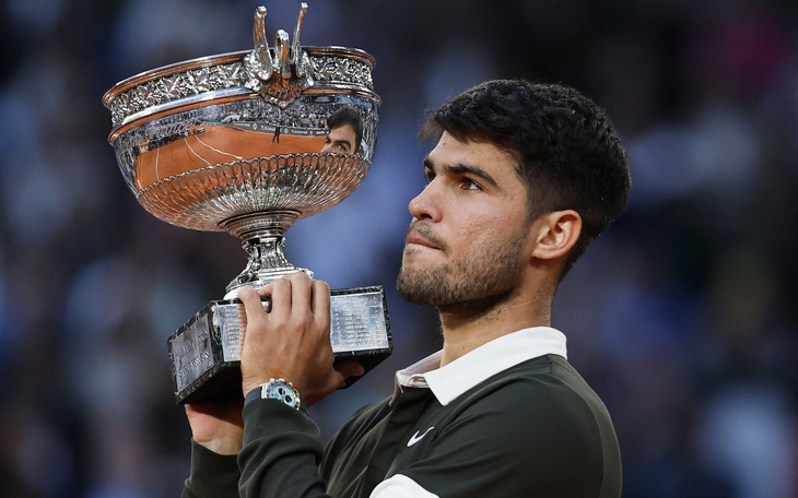 Coco Gauff hài hước khi nhận cúp Roland Garros mini về nhà - Ảnh 4.