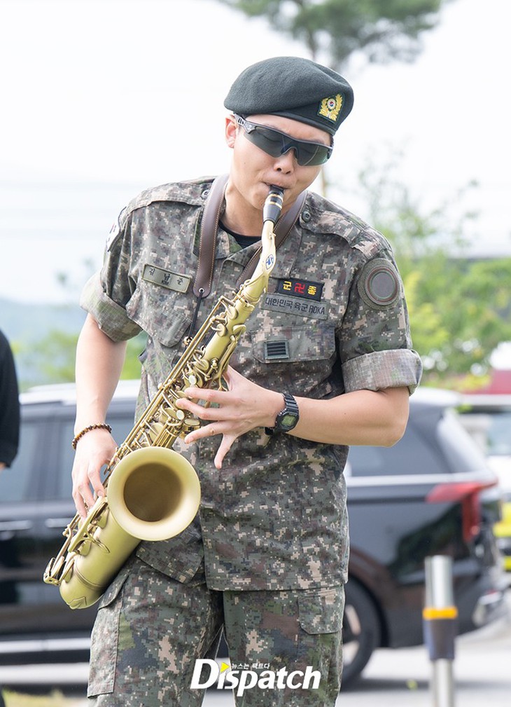 Cười xỉu với màn RM thổi kèn Tây chào đón V BTS xuất ngũ - Ảnh 3.