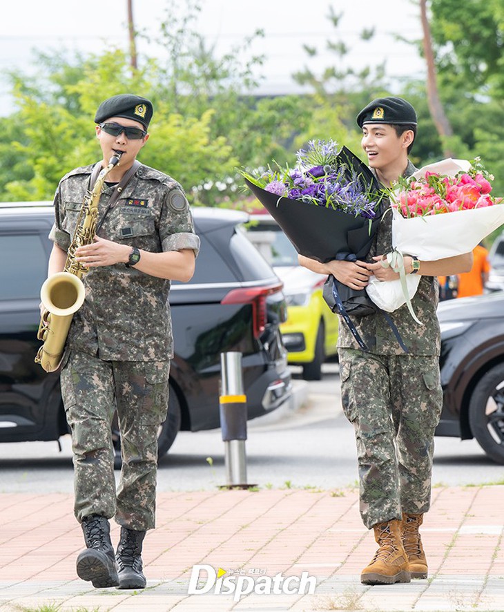 Cười xỉu với màn RM thổi kèn Tây chào đón V BTS xuất ngũ - Ảnh 1.