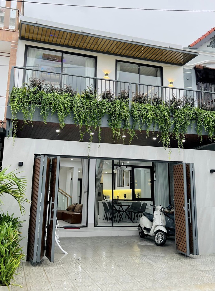 Tiểu Vy giàu có tự thân hay 'tối ngày đăng ảnh bikini mà vẫn nhiều tiền'? - Ảnh 4.