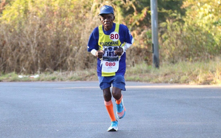 Kỳ tích chạy marathon trên máy sau 40 cuộc phẫu thuật của nữ runner mắc hội chứng hiếm gặp - Ảnh 2.