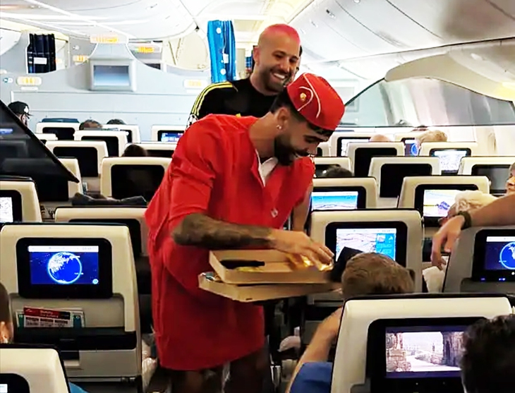 Thủ môn Arsenal cosplay tiếp viên hàng không trước tiệc độc thân - Ảnh 1.