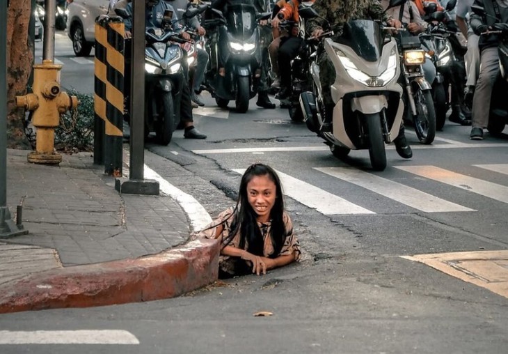 'Người chuột' chui lên từ cống giữa lòng thành phố - Ảnh 1.