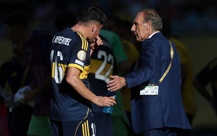 Trọng tài giơ nhầm vật lạ khi rút thẻ đỏ tại FIFA Club World Cup - Ảnh 3.