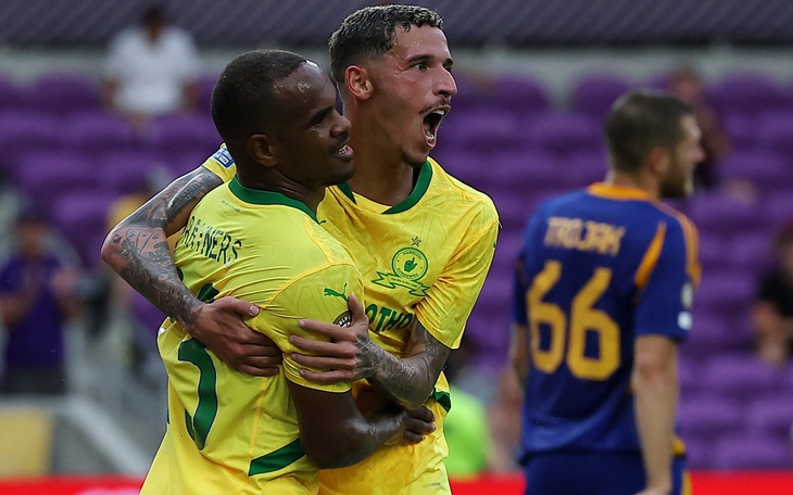 Trọng tài giơ nhầm vật lạ khi rút thẻ đỏ tại FIFA Club World Cup - Ảnh 2.