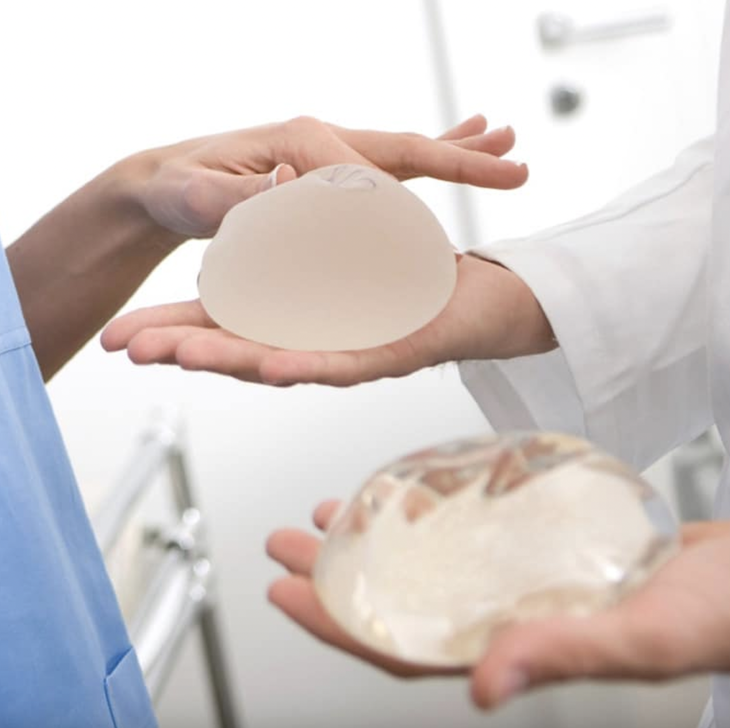 Sống sót nhờ túi nâng ngực... đỡ - Ảnh 2.