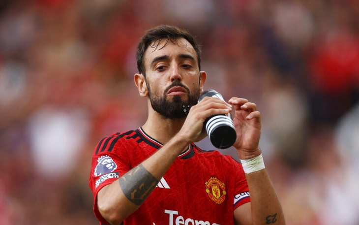 Bị sa thải, trọng tài Ngoại hạng Anh David Coote đi làm shipper  - Ảnh 4.