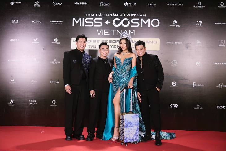 Xuân Hạnh kéo vali lên thảm đỏ, kết thúc nhiệm kỳ Hoa hậu Hoàn vũ Việt Nam - Ảnh 2.