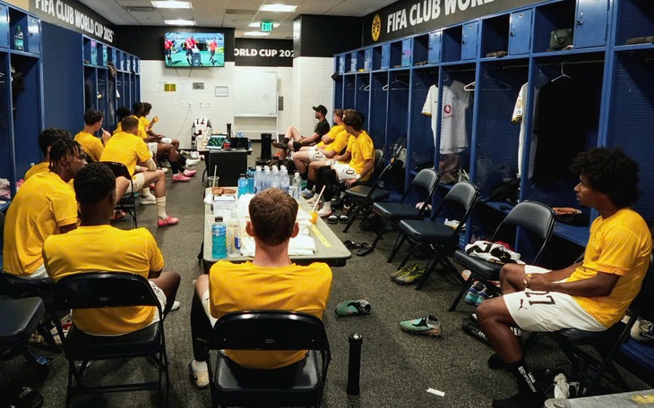 Sao quần vợt Jack Draper đánh ‘sập nguồn’ bảng quảng cáo vì ức chế - Ảnh 3.