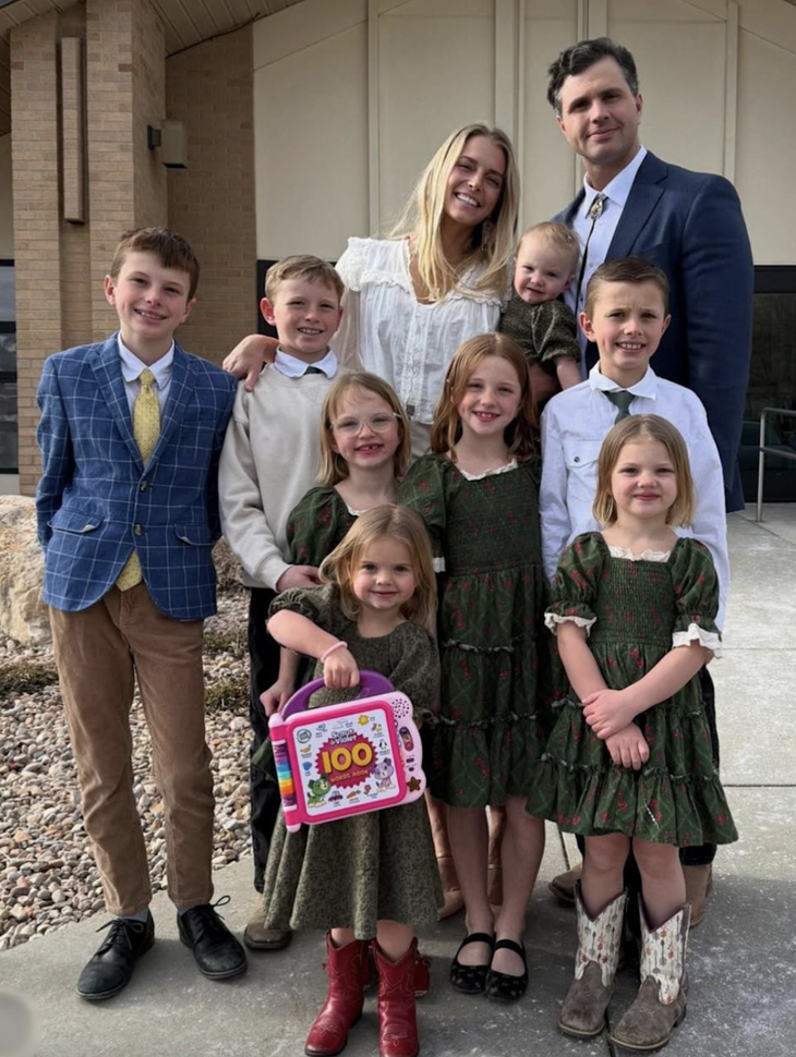 Có một hoa hậu 'bỏ phố về quê' làm nông dân, sinh liền 8 con - Ảnh 1.