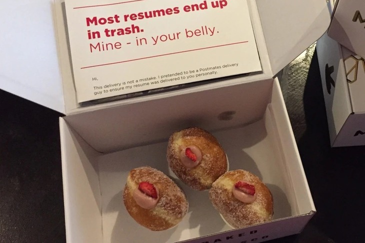 Chủ nhân hộp bánh bên trong có chứa hồ sơ xin việc - Ảnh 2.