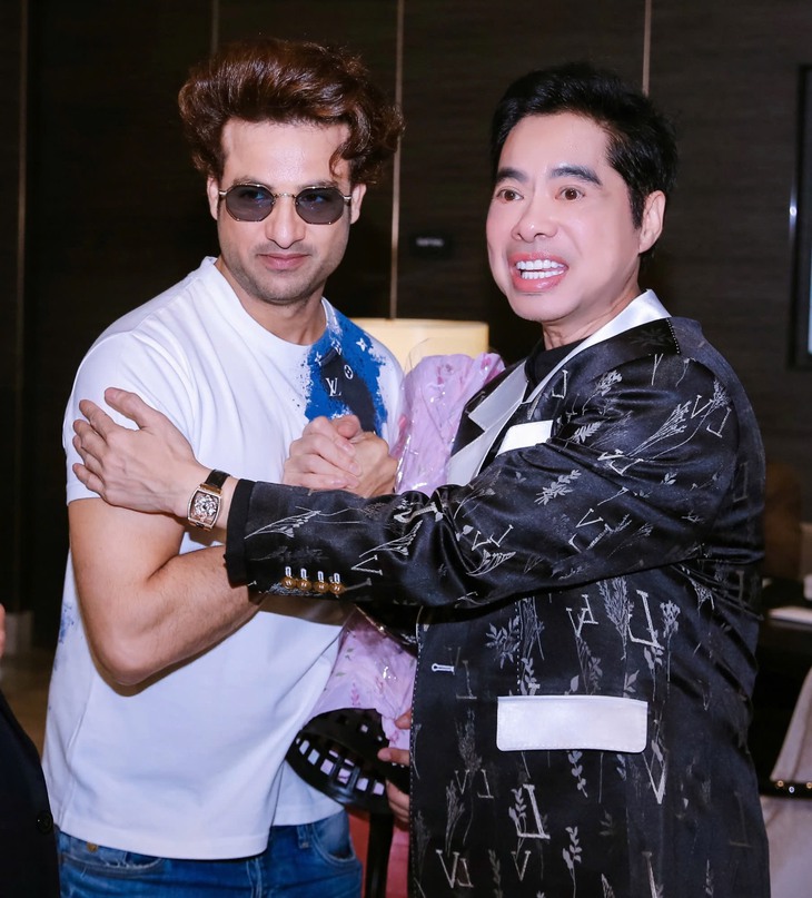 Lý do ngôi sao Ấn Độ Himanshu Soni bay gấp sang Thái Lan gặp Ngọc Sơn? - Ảnh 1.