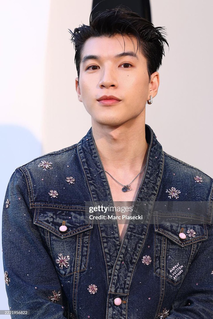 HIEUTHUHAI 'chặt đẹp' thảm đỏ Louis Vuitton với outfit hơn 300 triệu đồng - Ảnh 1.