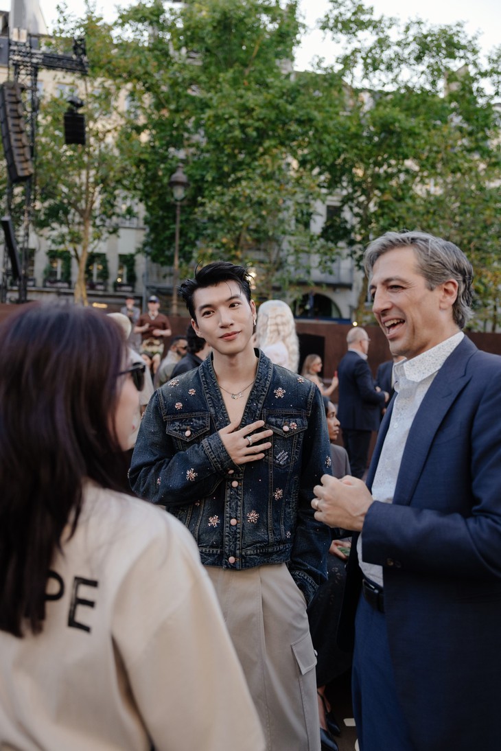 HIEUTHUHAI 'chặt đẹp' thảm đỏ Louis Vuitton với outfit hơn 300 triệu đồng - Ảnh 5.