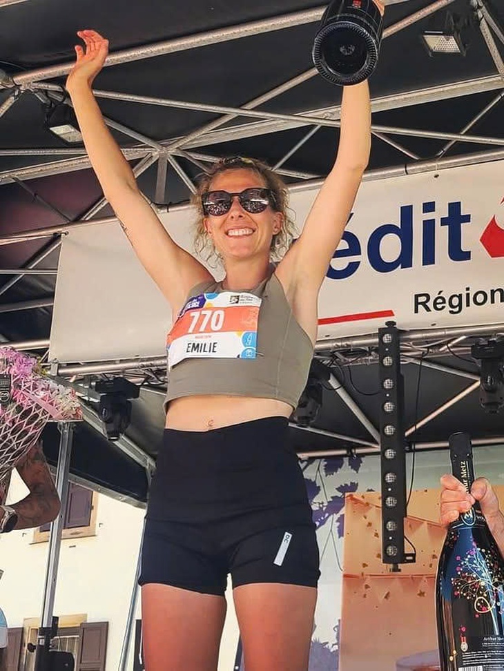 Runner thắng giải marathon được thưởng rượu vang bằng cân nặng chính mình - Ảnh 1.