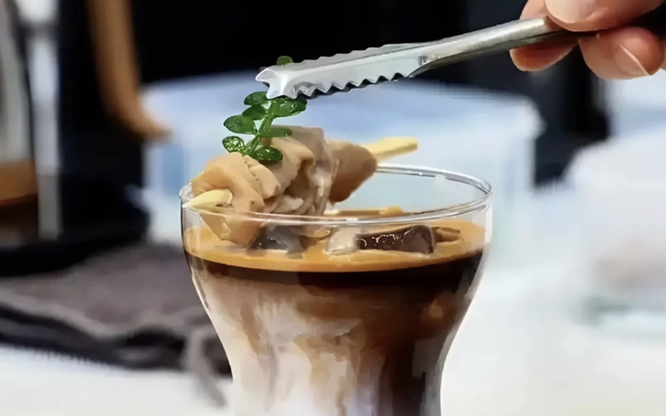 Hoàng Hường là ai và vì sao liên tục vướng tranh cãi? - Ảnh 5.