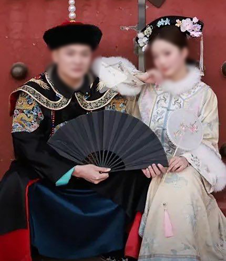 Một cựu giám đốc bị vợ tố ngoại tình với 200 'em gái mưa' - Ảnh 1.