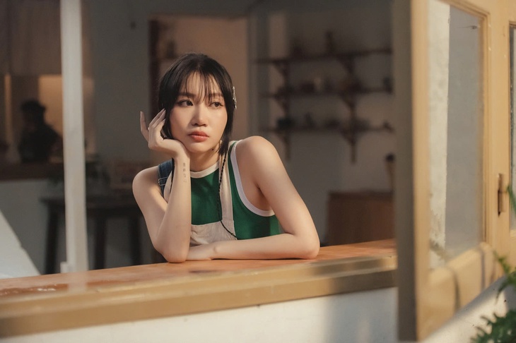 Ca sĩ, hoa hậu livestream giải đề thi tốt nghiệp THPT 2025 - Ảnh 2.