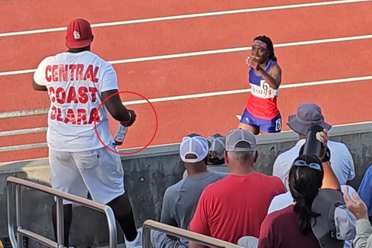 Nữ sinh bị tước HCV điền kinh vì ăn mừng bằng bình xịt cứu hỏa - Ảnh 1.