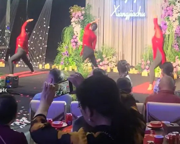 Mẹ chú rể rủ hội bạn biểu diễn yoga ở đám cưới con trai - Ảnh 2.