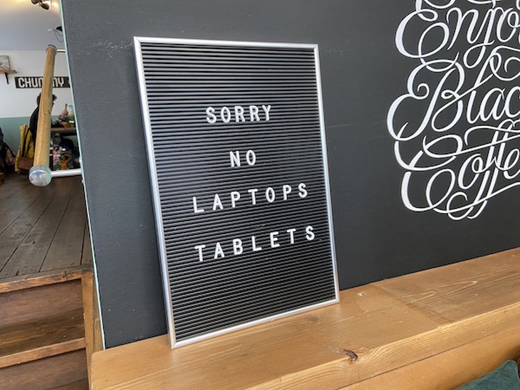 Bốn bể là nhà, quán cà phê là công sở - Ảnh 2.