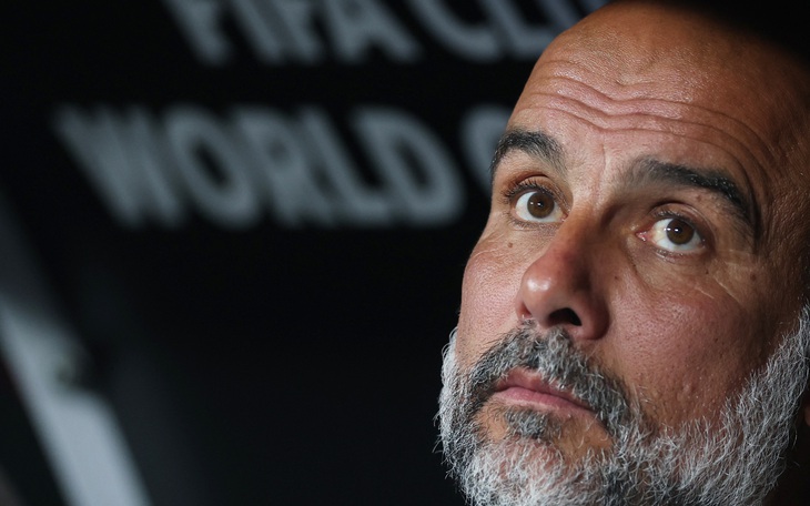 CLB hàng đầu Trung Quốc bị tịch thu xe buýt vì nợ, cầu thủ đạp xe về sau buổi tập - Ảnh 2.