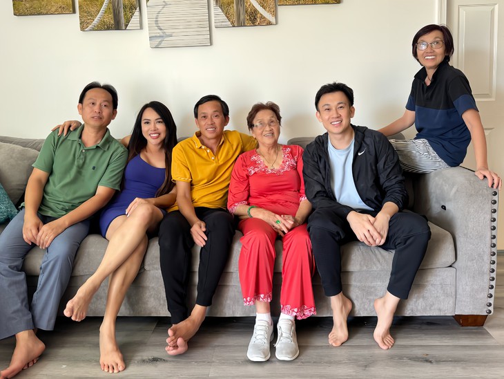 Hoài Linh gây sốt khi hát ở đám cưới tại Mỹ  - Ảnh 2.