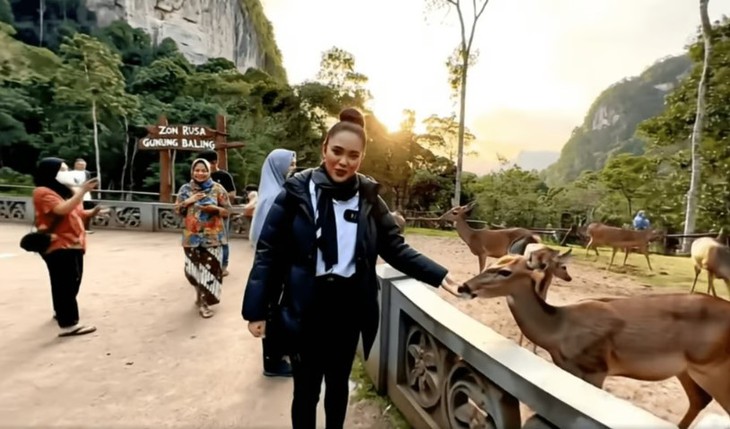 Cặp vợ chồng Malaysia đến 'điểm du lịch ma' vì bị AI lừa - Ảnh 1.