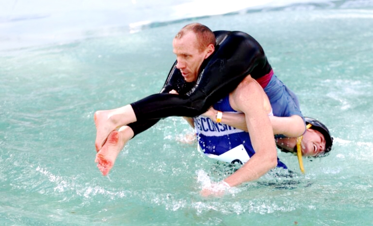 cõng vợ - Ảnh 1.