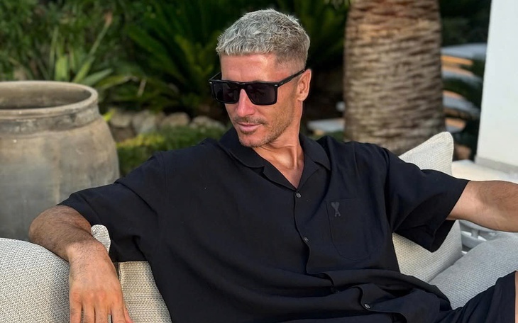 Tân binh 1.064 tỉ đồng Cherki của Man City chơi padel bằng chân siêu đỉnh - Ảnh 4.