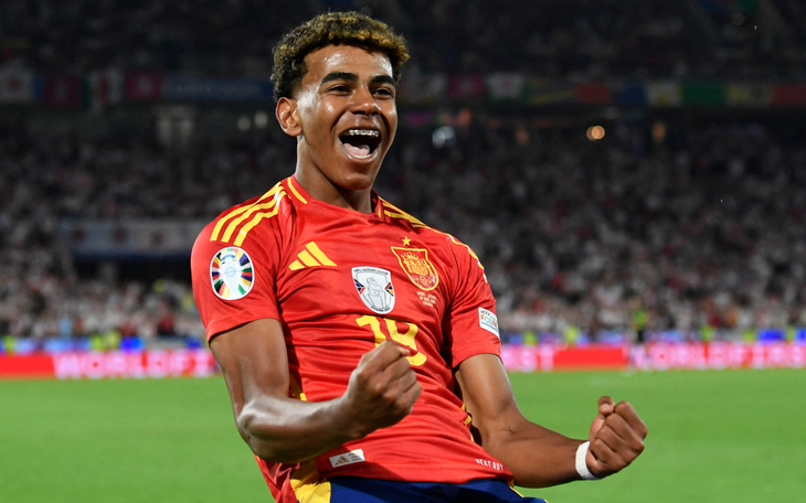 Robert Lewandowski ‘đu trend’ nhuộm tóc của đồng đội tuổi teen - Ảnh 2.