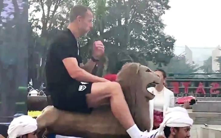 Robert Lewandowski ‘đu trend’ nhuộm tóc của đồng đội tuổi teen - Ảnh 3.