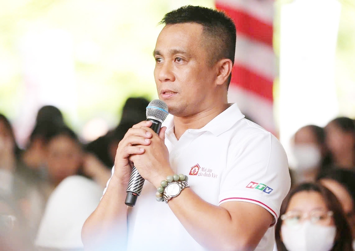 Tiến Linh, Huỳnh Lập ‘tấu hài’ lan tỏa yêu thương từ Mái ấm gia đình Việt - Ảnh 4.