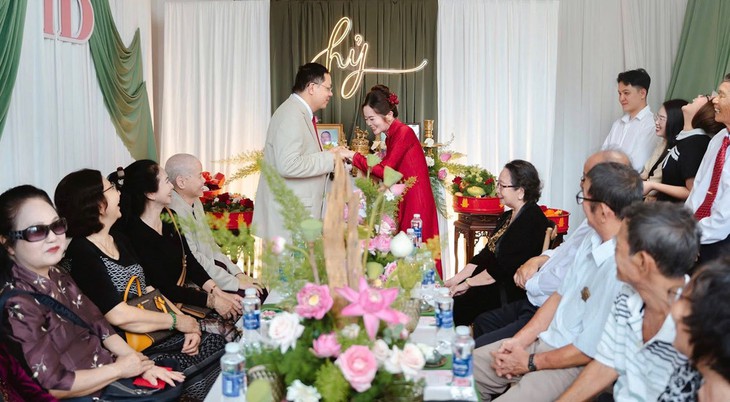 Con trai 'gả' mẹ 53 tuổi đi lấy chồng ở TP.HCM - Ảnh 1.