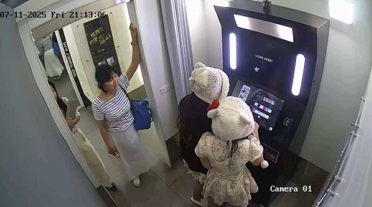 Xôn xao vụ cô gái bị du khách nước ngoài 'tương tác' trong tiệm photobooth ở Hà Nội - Ảnh 1.