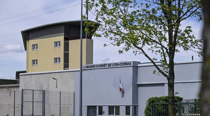 Vượt ngục bằng cách trốn trong hành lý - Ảnh 1.