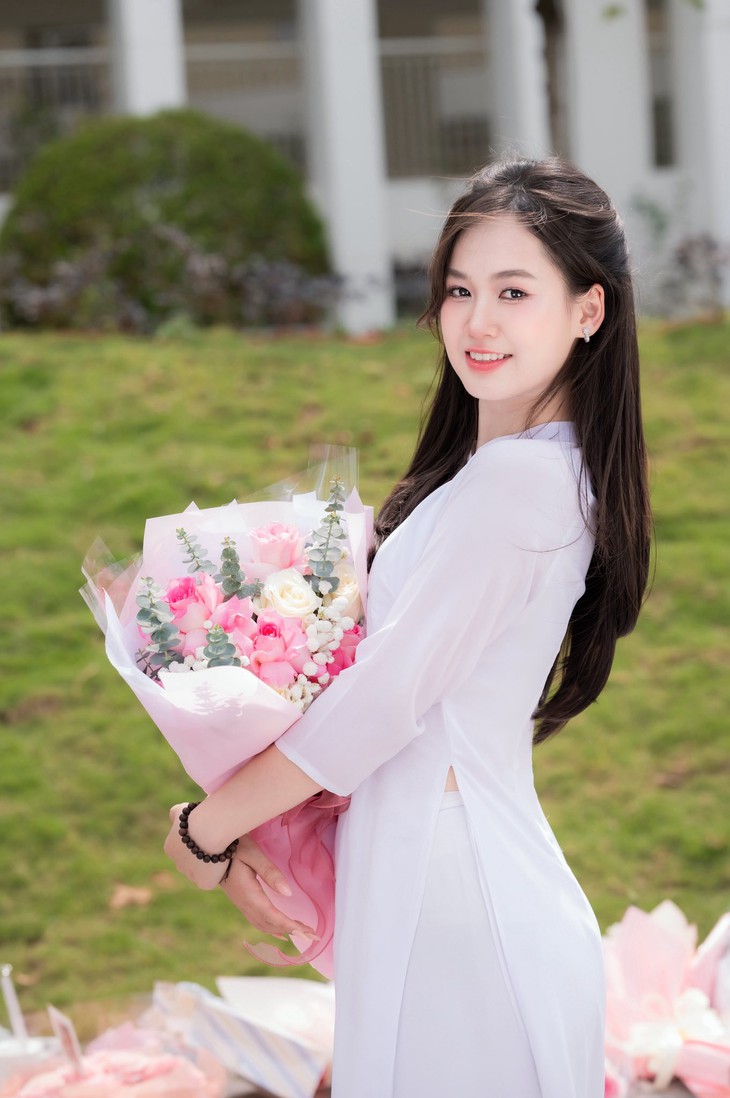 Ngắm loạt ảnh kỷ yếu xinh ơi là xinh của thủ khoa khối A00 - Ảnh 1.