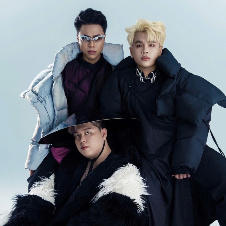 DTAP mang khăn rằn, bó đũa, sênh tiền đến trại sáng tác Warner Music Asia - Ảnh 1.