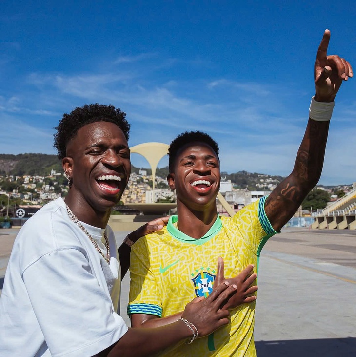 Vinicius cười tít mắt tạo dáng với tượng sáp chính mình - Ảnh 1.