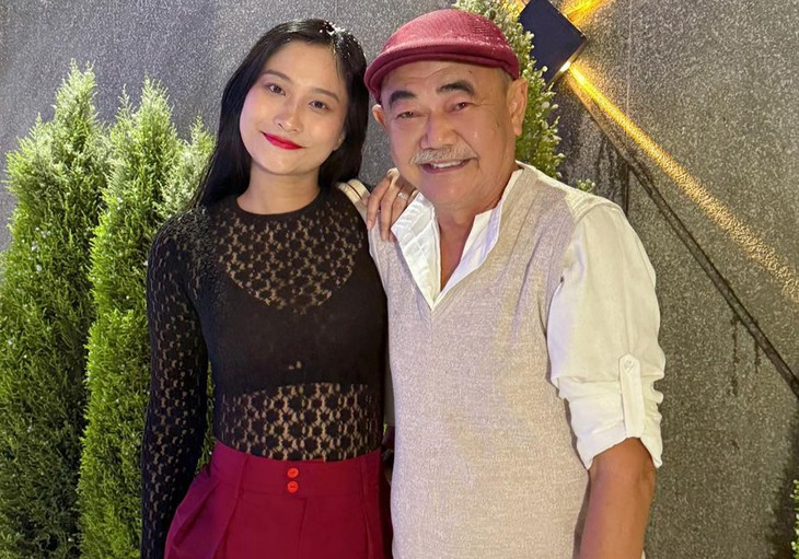 Bạn gái kém 36 tuổi tặng nhẫn cầu hôn cho NSND Việt Anh  - Ảnh 2.