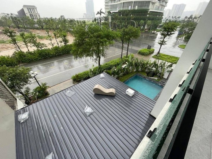 Ảnh vui 22-7: Người dân lấy ghế tình yêu chống bão Wipha - Ảnh 1.