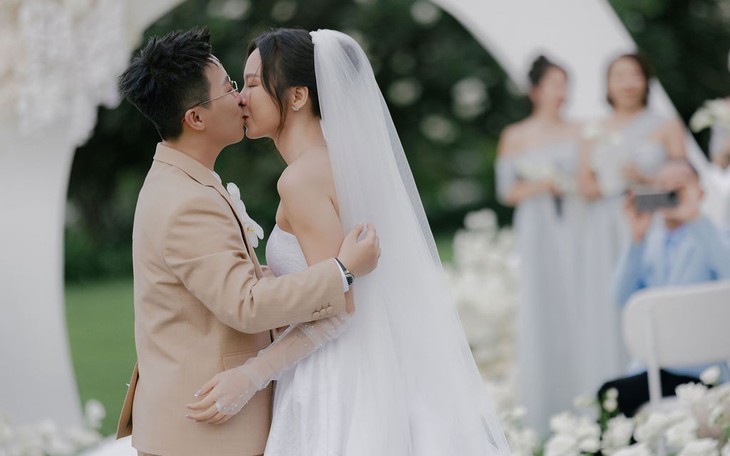 'Ông hoàng nhạc cưới' Đức Phúc hát cho Kai Đinh và vợ khiêu vũ

 - Ảnh 4.