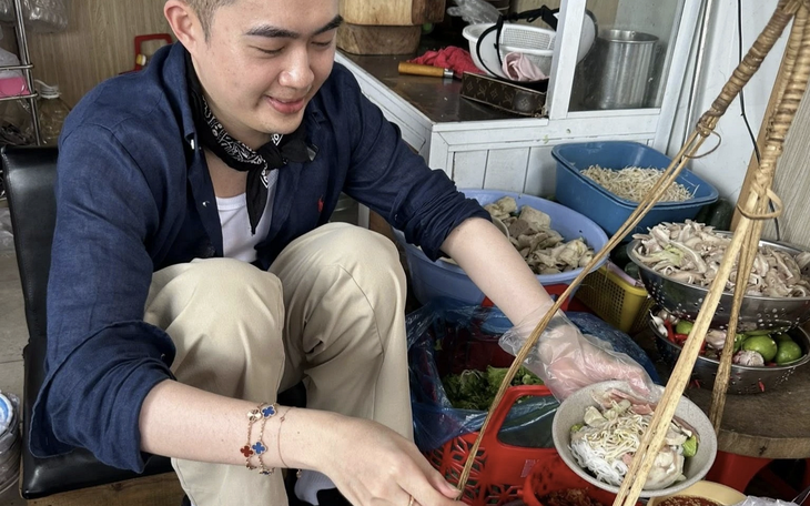 Cô gái khoe trọn lưng trần khi đi máy bay nhận phản ứng trái chiều - Ảnh 3.