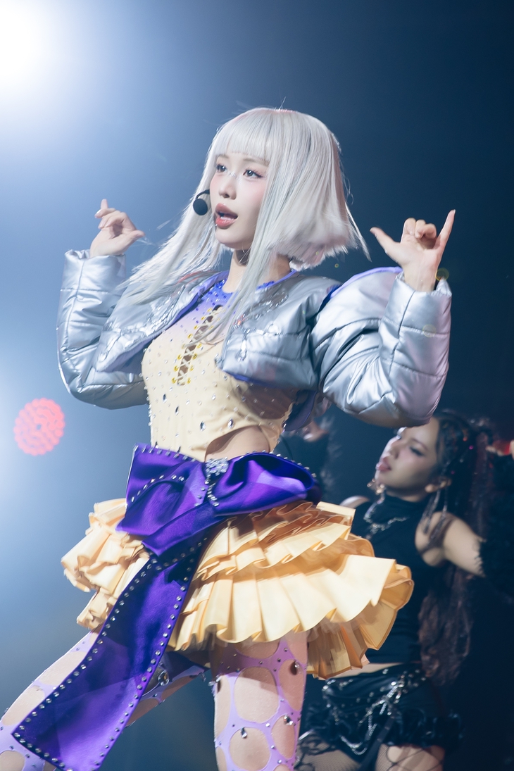 Fan vỡ oà với loạt khoảnh khắc 'sít rịt' trong mini concert của Han Sara - Ảnh 5.