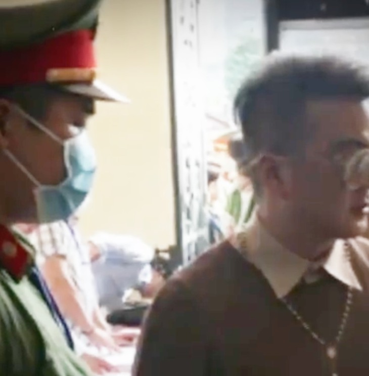 Xuất hiện video 'Đàm Vĩnh Hưng bị công an bắt, khám xét nhà': Sự thật là gì?  - Ảnh 1.