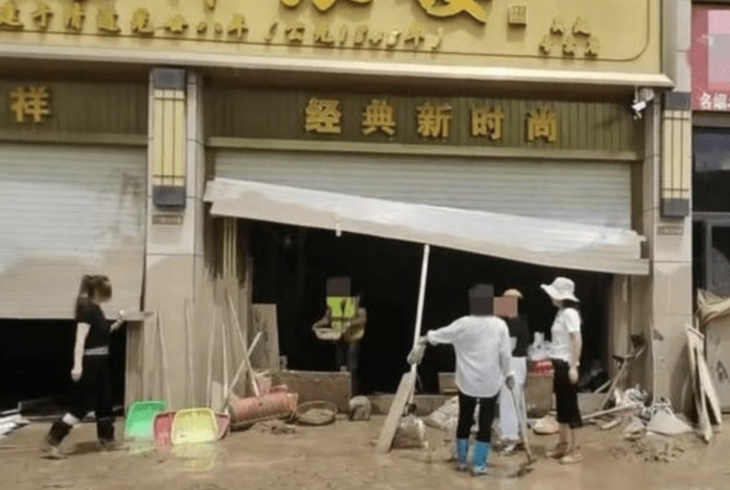 Biết tin tiệm vàng bị lũ quét, có người mang máy quét kim loại đi tìm - Ảnh 1.