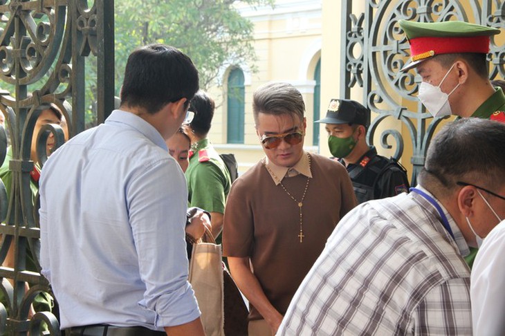 Xuất hiện video 'Đàm Vĩnh Hưng bị công an bắt, khám xét nhà': Sự thật là gì? - Ảnh 3.