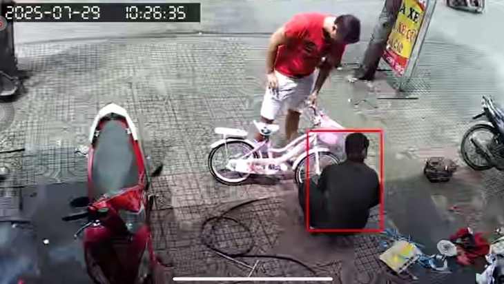 Video đầy tiếng cười giữa chủ tiệm sửa xe và 2 chị gái cực viral - Ảnh 2.