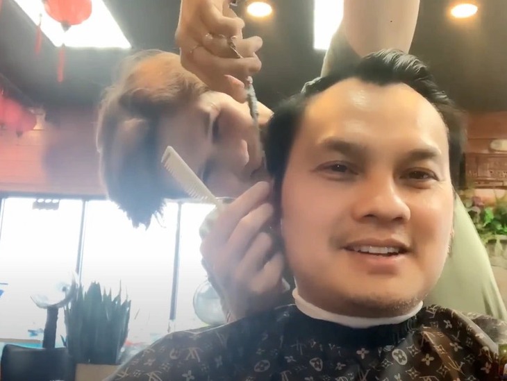 Nam ca sĩ Việt từng nổi đình đám giờ gội đầu mưu sinh ở Mỹ  - Ảnh 1.