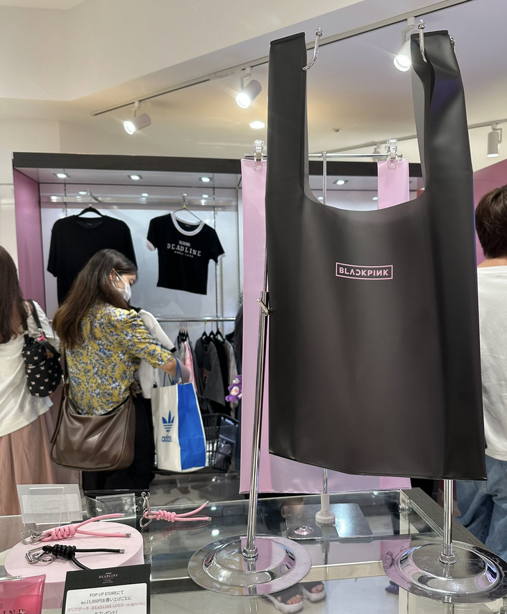 Cái túi ni lông có in chữ 'BLACKPINK' được bán giá nửa triệu - Ảnh 1.